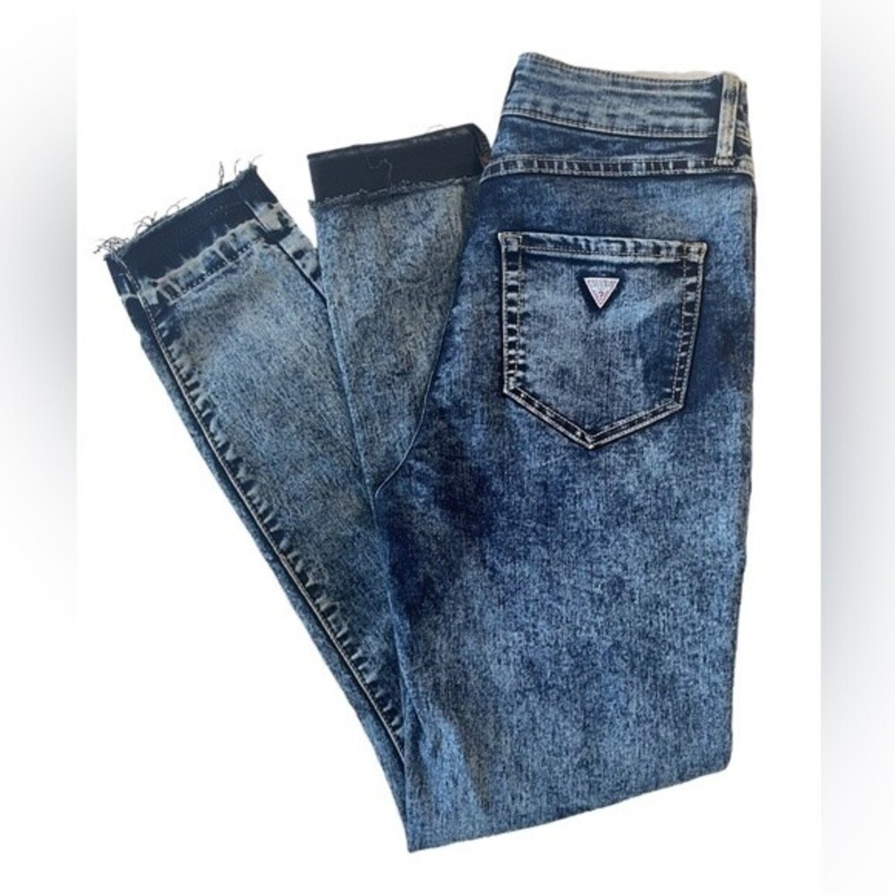 GUESS High Waist Skinny
Tahiana Fit. Dark Acid wash SIZE 26